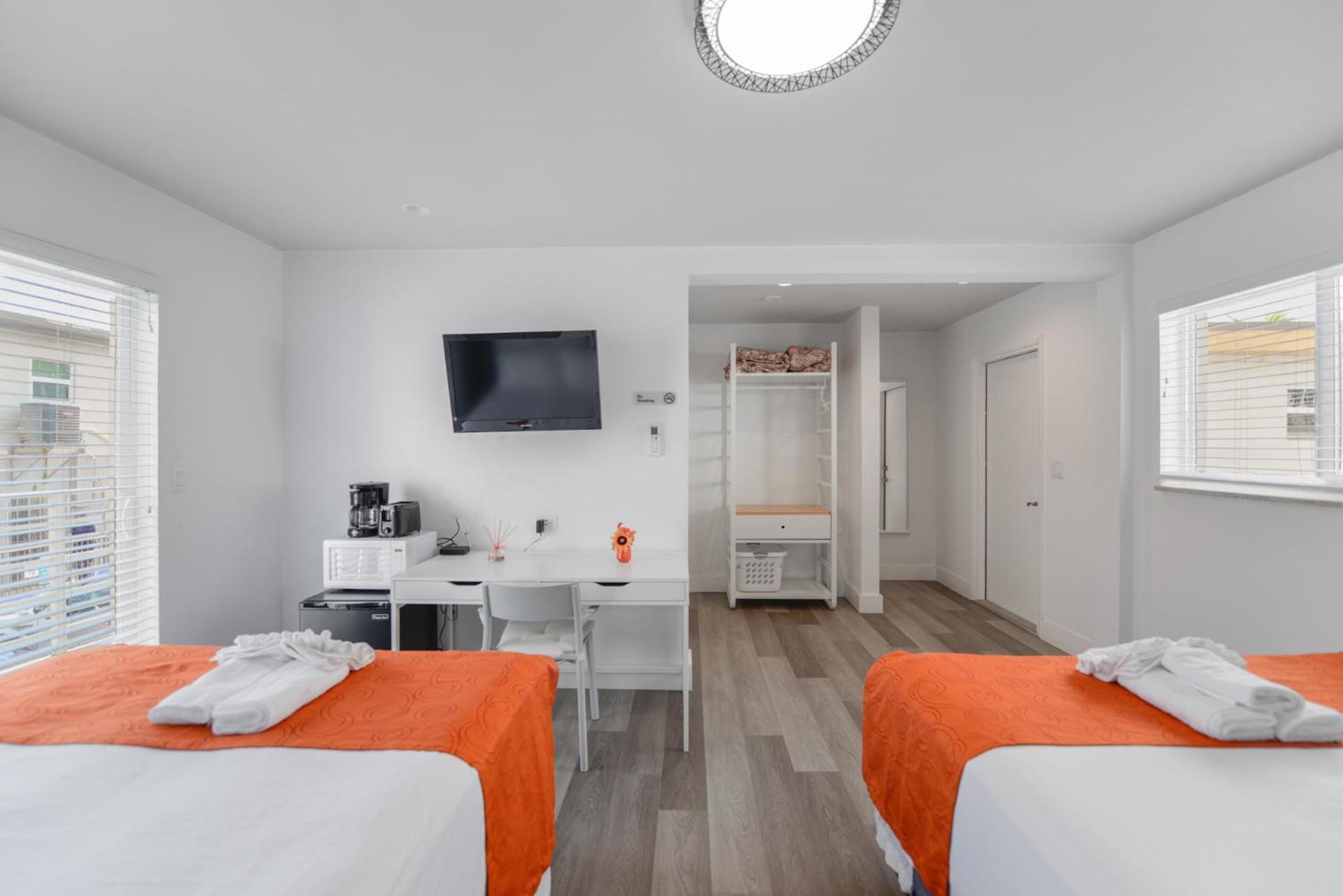 With Balcony And Parking - M47 * Hollywood